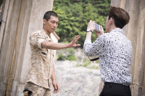 '태양의 후예'에서 최중사역의 박훈(왼쪽)이 가상 재난 지역 우르크에서 온 첫날 이치훈(온유)의 사진 촬영을 금지하고 있는 모습/사진= '태후' 공식 인스타그램 캡처