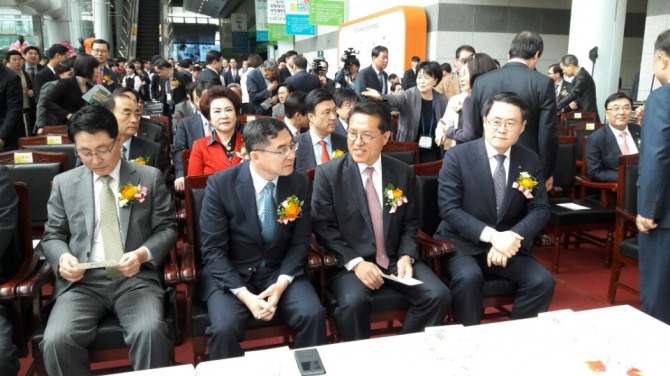 정운천 국회의원 당선자가 개막식을 기다리며 박람회조직위 관계자들과 대화를 나누고 있다. 오른쪽에서 두번째 가 정운천 국회의원 당선자.정 당선자의 왼쪽 이준원 농림축산식품부 식픔산업정책실장,  오른쪽 김재수 aT농수산물유통공사 사장.