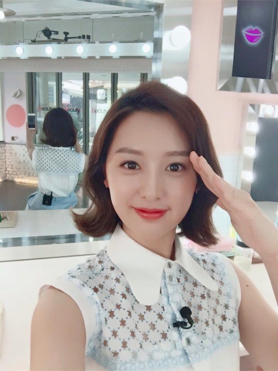 김지원이 21일 자신의 SNS에 공개한 '토킹 미(美)러'화보/사진= 트위터 캡처