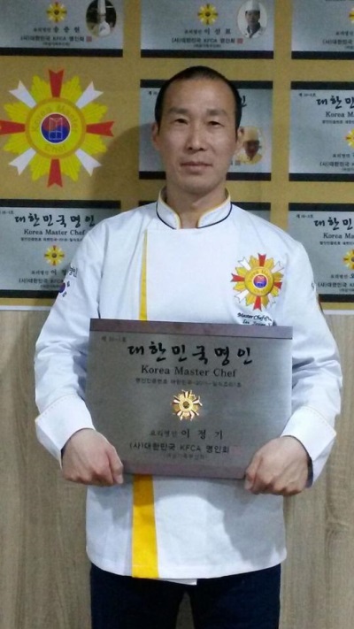 여성가족부 산하 (사)대한민국음식문화협회가 일식조리명인 1호로 지정한 이정기 김해대 교수.