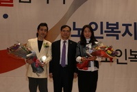 한국노인복지중앙회 홍보대사 프로골프 강수연(맨 오른쪽)과 가수 이상우(맨 왼쪽)