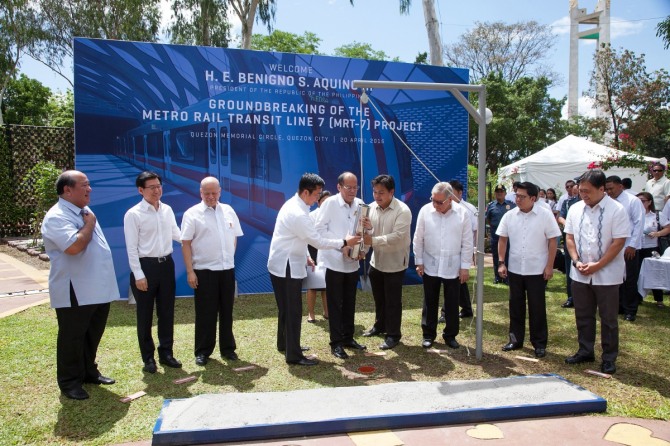 20일(현지시간) 아키노 필리핀 대통령(중앙), 아바야 필리핀 교통부장관(왼쪽 네번째), 김승탁 현대로템 사장(왼쪽 두번째)이 마닐라 지하철 사업 기공식 중 타임캡슐을 매설하고 있다.