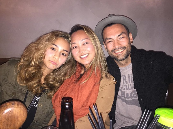 '태양의 후예'에서 빨간 장미 파티마 역으로 사랑받은 자이온 바레토(왼족)가 극중 아구스역의 데이비드 맥기니스(오른쪽)와 함께 찍은 인증샷을 22일 밤 자신의 SNS에 공개했다./사진= zyon barreto 인스타그램 캡처