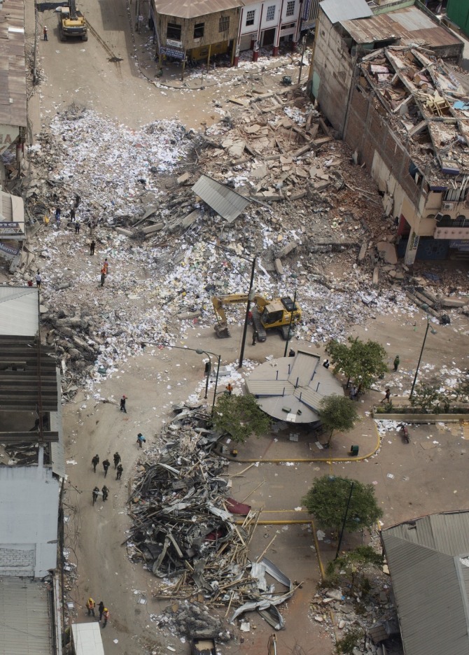 강진으로 막대한 피해를 입은 에콰도르 포르토비에호에서 20일(현지시간) 시간 중심가가 마치 폭격을 맞은 듯 부서져 있다. / 사진 = 뉴시스
