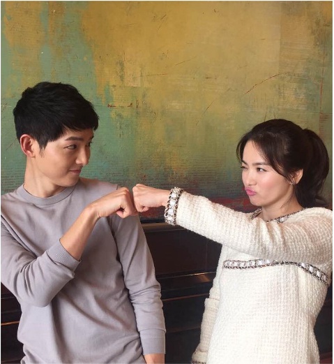 최근 홍콩에서 진행된 '태양의 후예' 프로모션 때의 송중기와 송혜교. 송헤교는 이 사진에 '전우애! 의리!'라는 설명을 붙여 화제를 모았다.