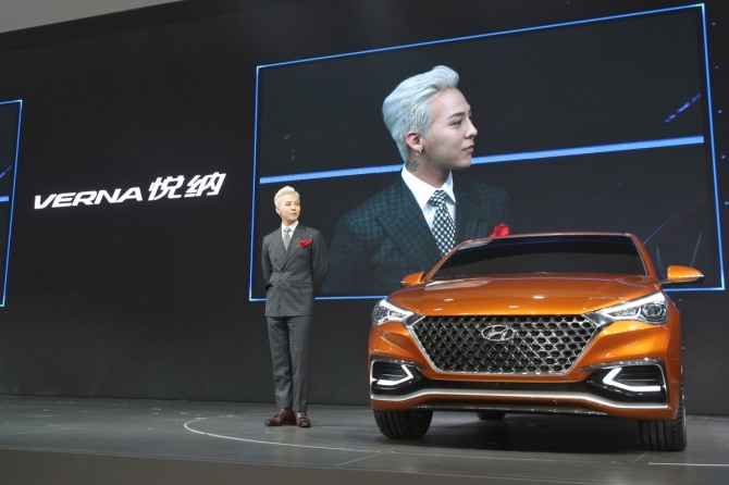 2016 베이징 모터쇼에서 중국형 ‘베르나’ 홍보대사 지드래곤이 중국형 ‘베르나’ 콘셉트카와 기념촬영을 하고 있다.