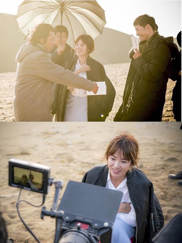  송혜교가 26일 늦은 밤 자신의 SNS에 신드롬급 인기를 누리며  종영한 '태양의 후예' 비하인드 컷을 공개해 '태후' 팬들의 환호를 받았다./사진= 인스타그램 캡처