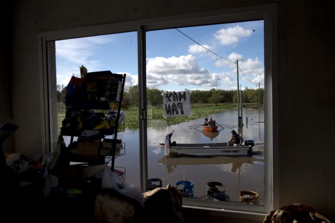 아르헨티나 동부지역인 비야 파라나시토 시는 몇 주 동안 계속된 폭우로 인근 강이 범람하면서 도시 전체가 물에 잠겼다./사진=뉴시스