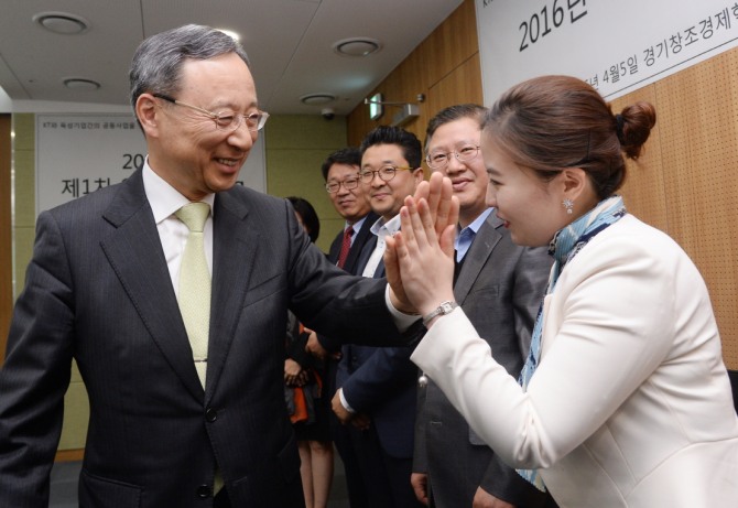 사진=뉴시스, KT 황창규 (왼쪽) 회장이 지난 5일 오후 경기도 성남시 분당구 판교 창조경제혁신센터에서 경기센터 출범 1주년을 맞아 KT 주최로 열린 현장에서 ‘2016년 제1차 스피드 데이팅’에서 발표에 나선 스타트업 대표들과 하이파이브를 하고 있다. 