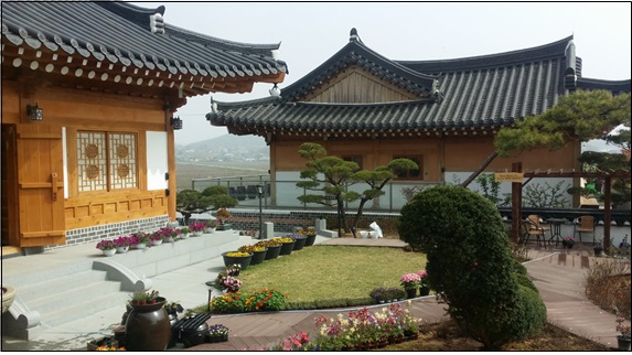 옛스런 한옥과 어우러진 정원에도 인문학적 정신이 토양이 되어 있다.