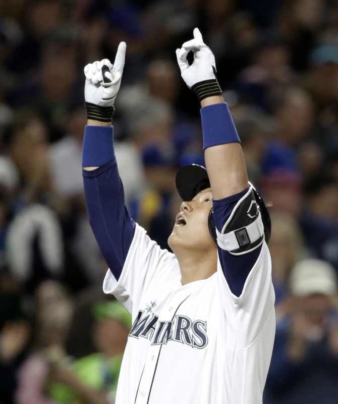 지난달 8일(현지시간) 홈 개막전에서 홈런 세리머니를 하는 이대호 /뉴시스