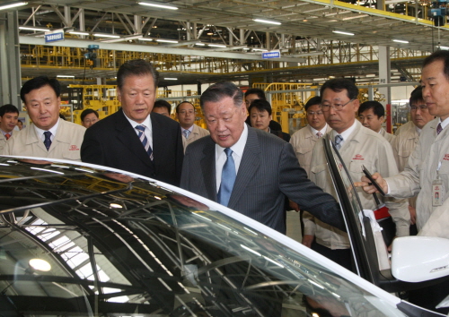지난 2011년 정몽구 현대차그룹 회장이 중국 장쑤성에 있는 기아차 중국 제2공장을 방문한 모습./현대차