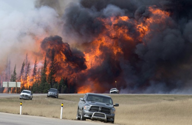 캐나다 앨버타 주의 포트 맥머레이에서 발생한 산불이 1주일이 지나도록 확산돼 엄청난 피해를 주고 있다./사진=뉴시스