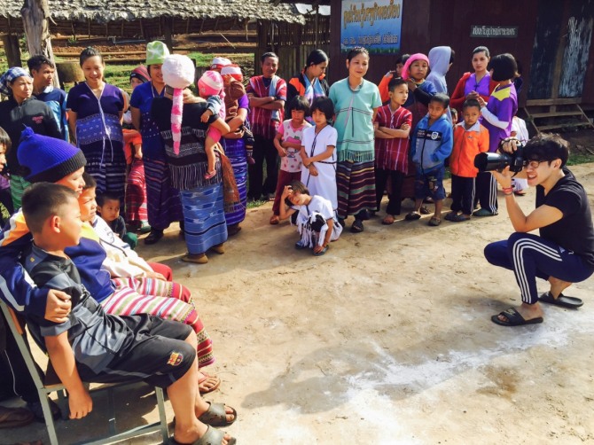 최요셉 사진작가가 태국 카렌족을 방문, 무료로 가족사진을 찍어주고 있다.