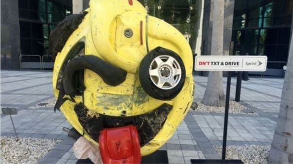 미국 이동통신 사업자 스프린트가 운전 중 스마트폰 사용 금지를 알리는 이모티콘 조각상을 마이애미에 전시해 화제를 모으고 있다. / 사진 출처 = 야후 재팬