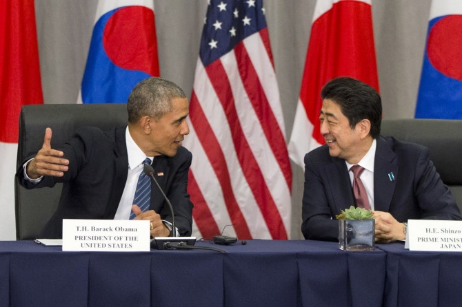 버락 오바마 미 대통령이 오는 27일 미국 대통령으로서는 처음으로 원폭 피폭지인 히로시마를 방문한다. 사진은 올 3월 워싱턴 핵안보 정상회의 중 아베 신조 일본 총리와 이야기하고 있는 모습. / 사진 = 뉴시스