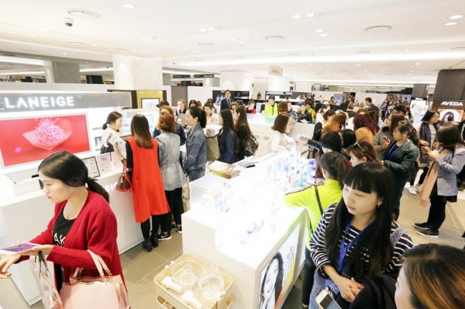 지난달 1일 서울 갤러리아면세점63을 찾은 중국 아오란 그룹 임직원 및 고객들이 상품을 구매하고 있다. (사진=갤러리아 제공)