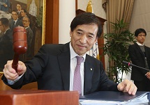 한국은행 금통위가  통화정책방향 발표문을  수정했다. 1.5%인 기준금리를 곧 인하하겠다는 뜻이다. 13일 금리동결을 해도 금리인하가 임박했다는 뜻이다. 이주열 한은 총재의  의도는?  대학교수이자 본사 주필인 김대호 박사의 진단으로 알아본다. 사진은 이주열 총재. 미국 연준 FRB는 금리인상쪽으로 BOK는 인하쪽으로 달리고 있다. 