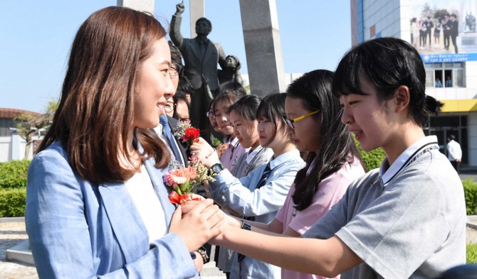 스승의 날을 앞둔 지난해 5월 12일 오후 스승의날 발원교인 충남 논산시 강경고등학교 학생들이 선생님에게 꽃을 달아주고 있다. /뉴시스
