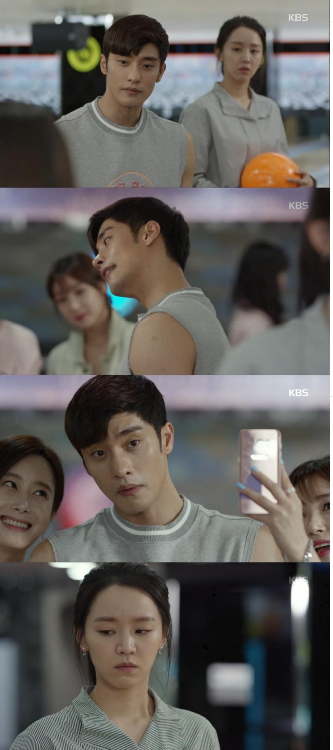 15일 밤 방송된 KBS2 주말극 '아이가 다섯'에서 이연태(신혜선)는 볼링장에서 김상민(성훈)이 미모의 팬들에게 둘러싸이자 드디어 질투를 하기 시작하는 장면이 방송됐다./사진=KBS2 방송 캡처