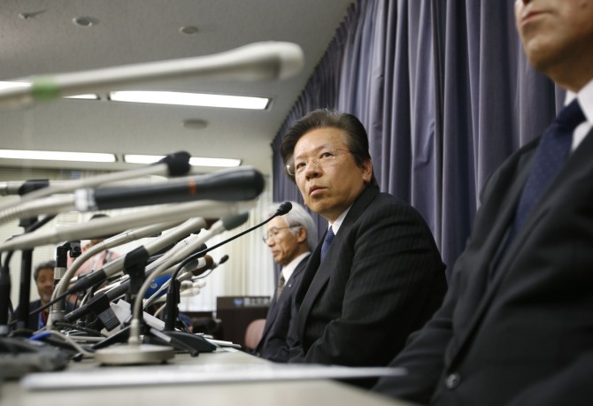 일본 미쓰비시 자동차의 아이카와 테츠로 사장이 곧 사퇴 할 것으로 보인다. 사진은 아이카와 사장이 지난달 26일 교통부에서 열린 기자회견에서 기자의 질문을 듣고 있는 모습. 사진/뉴시스 