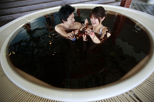 일본에 남녀 혼탕 목용탕이 있다면 한국에는 화장실이 있다는 비아냥이 나온다. 강남역 묻지마 살인 사건도 남여 공용 공중 화장실에서 터졌다. 공중화장실 개정 요구가 거세지고 있다. 사진은 일본 남여 공용 목욕탕.