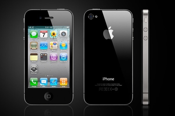 애플이 내년에 글래스를 씌운 새로운 아이폰을 내놓을 것이란 애플 협력사의 발언이 나왔다. 하지만 메탈프레임을 기반으로 하는 공정을 사용하게 될 것으로 전해졌다. 사진은 글래스를 씌운 아이폰4./사진=애플