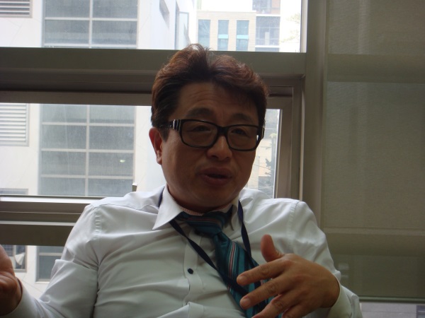 키스톤글로벌 문정호 부사장은 4월 29일 전환사채 주식이 외국인계좌에 편입됐다는 것은 아마도 전산 오류일 것이라면서 근거자료를 제시했다. 하지만 문 부사장이 제시한 '제31회, 33회 전환사채 행사'라는 제목의 자료는 회사의 직인조차 없는 단순한 인쇄물을 촬영한 사진에 불과했다. /사진=미디어캠프 신원 제공