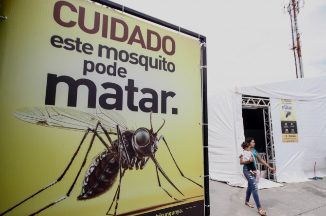 세계보건기구(WHO)는 20일(현지시간) 카보베르데(서아프리카의 섬나라)에서 확산하는 지카 바이러스가 남미의 감염 사례와 동일하다며 아프리카에서 발견된 첫 사례라고 발표했다. 사진은 브라질 상파울루 시내에 설치된 지카 바이러스를 옮기는 모기를 경고하는 포스터. 사진/뉴시스