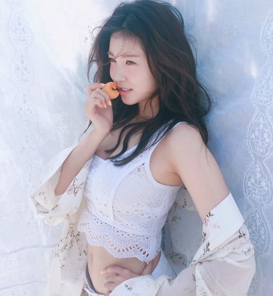 전효성이 최근 자신의 SNS에 뷰티 화보 촬영중인 사진을 게재해 근황을 알렸다./사진=인스타그램 캡처 