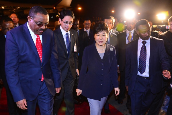박근혜 대통령이 25일 밤(현지시간) 아프리카 3개국 순방의 첫 기착지 에티오피아 아디스아바바 볼레국제공항에 도착해 하일레마리암 데살렌(왼쪽) 총리의 영접을 받고 있다. /뉴시스.