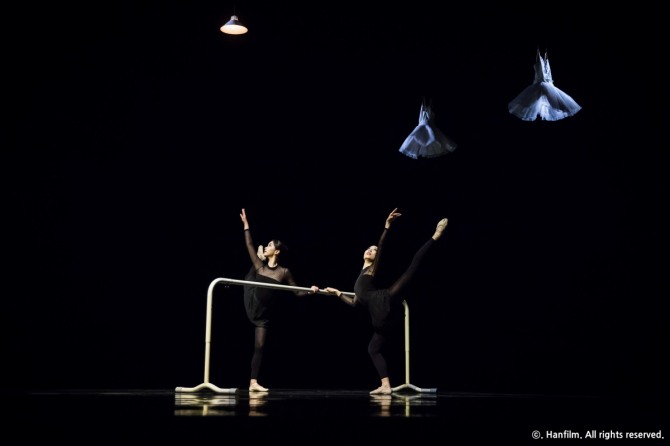 정형일 안무의 발레 'Still by feet, 발의 안정'