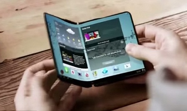 삼성전자가 내년에 내놓을 것으로 알려진 접혀지는 스마트폰 또는 태블릿 컨셉 동영상. 삼성전자는 내년 1월에 갤럭시X라는 이름의 접혀지는 스마트폰을 내놓을 것으로 알려지고 있다. 사진=유튜브
