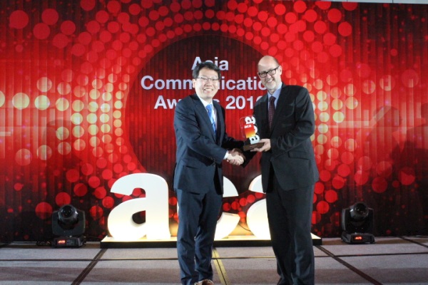 KT는 1일 저녁 싱가폴에서 열린 ‘아시아 커뮤니케이션 어워드 2016(Asia Communication Awards 2016)’에서 ‘올해의 통신사(Operator of the year)'상을 비롯 ‘최고 기업서비스상(Best Enterprise Service)’ 및 ‘최고 혁신상(The Innovation Award)’을 수상해 3관왕의 영예를 안았다고 2일 밝혔다.<br />
<br />
사진은 지난 1일 저녁 싱가폴 메리어트 탐 프라자 호텔에서 진행된 ‘아시아 커뮤니케이션 어워드’ 현장에서 마케팅전략담당 허석준 상무(좌측)가 수상 기념 촬영을 하고 있는 모습
