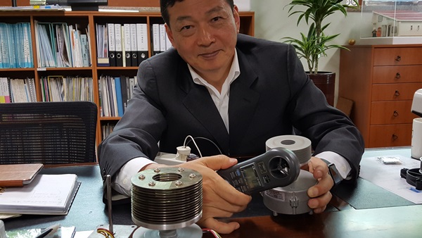 탁승호 수퍼하이터치 대표가 세계최초로 테슬라터빈을 이용해 만든 무소음 드론 시제품. 풍향계로 바람 속도를 측정하는 모습이다. 초속 33미터까지 기록했다. 사진=이재구 기자 