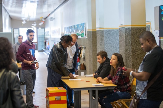5일(현지시간) 스위스 제네바에서 시민들이 모든 국민에게 무조건 기본 소득을 공여해주자는 제안 국민투표에 참가해 순서를 기다리고 있다. 사진/뉴시스