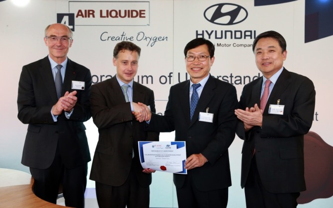 현대차가 지난 4일(현지시간) 산업용 가스회사인 프랑스 에어리퀴드社와 양해각서(MOU)를 체결했다. (사진 왼쪽부터) 프랑스 에어리퀴드社의 브느와 뽀띠에(Benoit Potier) 회장, 피에르-에티엔느 프랑(Pierre Etien