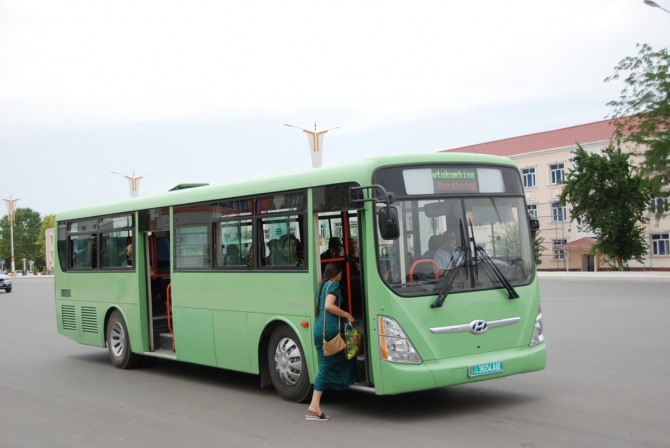 현대자동차가 현대종합상사와 함께 투르크메니스탄 도로교통부에 27인승 대형버스 ‘에어로시티’ 500대를 공급하는 계약을 체결했다. 이번에 성사된 계약은 약 6600만달러(780억원 상당) 규모로 현대차의 해외 버스 공급 계약 중 단일 건으로는 최대 금액이다.