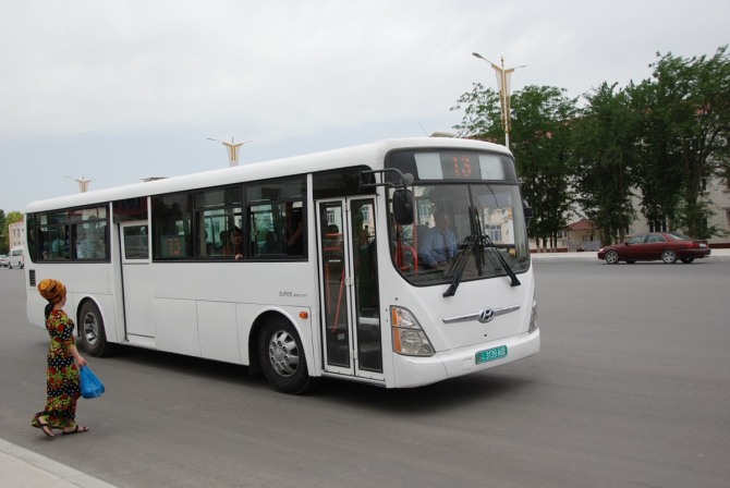 현대차 에어로시티 시내버스가 투르크메니스탄 수도 아쉬하바드 시내를 달리고 있다.