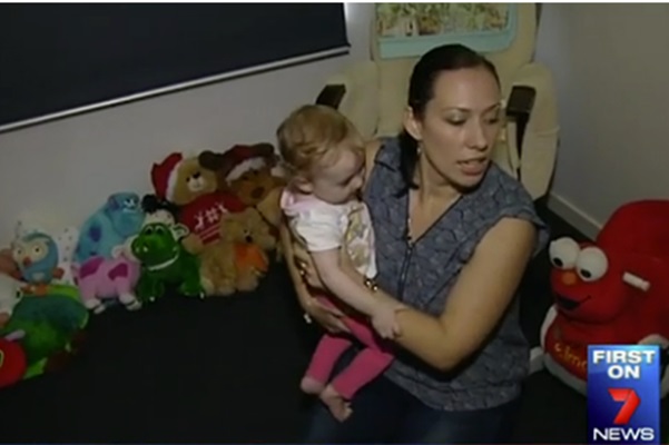 호주 케언스시에 사는 스테이시 글리선은 자신의 아이가 호흡을 멈춘 것을 알고 당황했지만 아이폰의 헤이시리 기능을 사용해 앰뷸런스를 불러 아이를 구할 수 있었다. 사진=뉴스7 