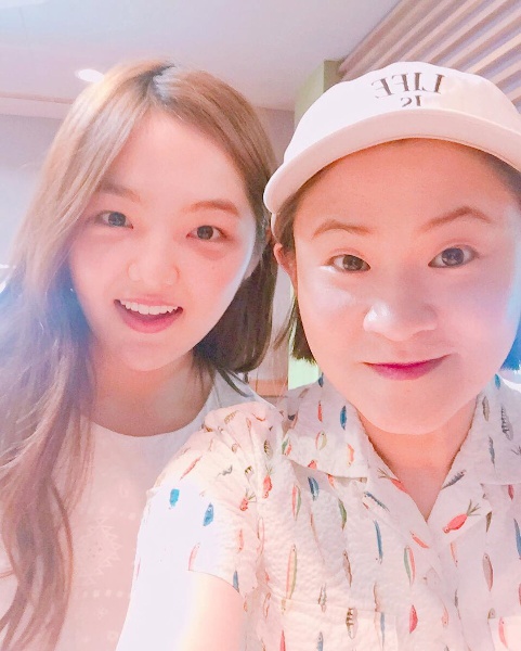 배우 서신애(왼쪽)이 8일 낮 MBC FM4U '정오의 희망곡 김신영입니다'에 출연한 뒤 DJ김신영과 함께 한 인증샷을 자신의 SNS에 게재했다./사진= 인스타그램 캡처