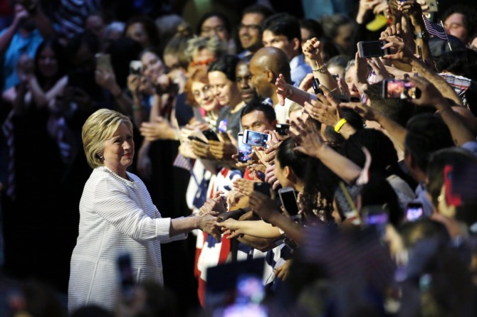 미국 주요정당 역사상 최초의 여성 대선후보가 된 힐러리 클린턴이 7일(현지시간) 뉴욕에서 지지자들의 손을 잡고 있다. 사진/뉴시스