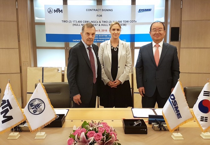 (왼쪽부터)안젤리쿠시스 그룹 존 안젤리쿠시스 회장, 사주 딸인 마리아 안젤리쿠시스, 정성립 사장