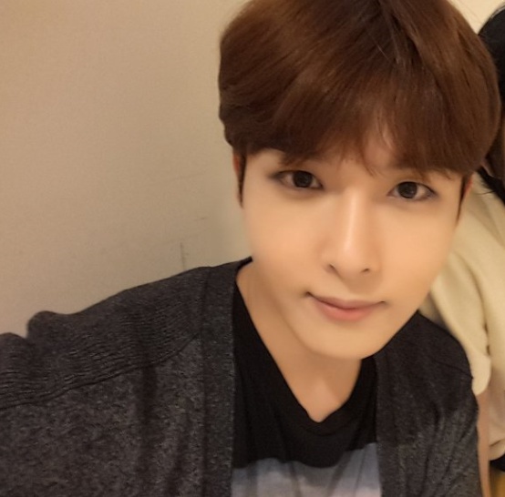 슈퍼쥬니어의 려욱이 남미 팬미팅을 위해 오는 14일로 예정된 군 입대를 잠시 연기했다./사진= 트위터 캡처
