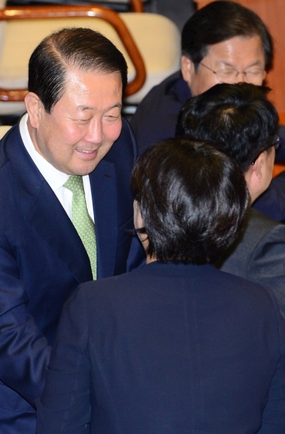 9일 오후 서울 여의도 국회 본회의장에서 20대 상반기 국회부의장으로 선출된 국민의당 박주선 국회부의장이 동료의원과 인사를 하고 있다./사진=뉴시스