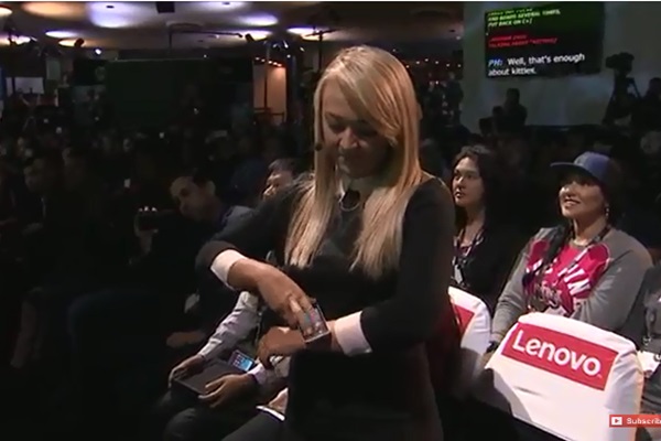 유튜브 스타 메건 맥카시가 스마트폰을 들고 사용하다가 팔에 차기 위해 구부리려는 순간. 사진=레노버 유튜브