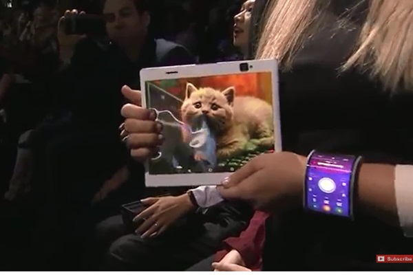 레노버가 개발중인  접히는 태블릿 시제품의 모습. 레노버는 9일 샌프란시스코에서 열린 '레노버 테크월드 2016' 에서 이 태블릿시제품이 접히는 모습을 공개했다. 사진=레노버 유튜브 