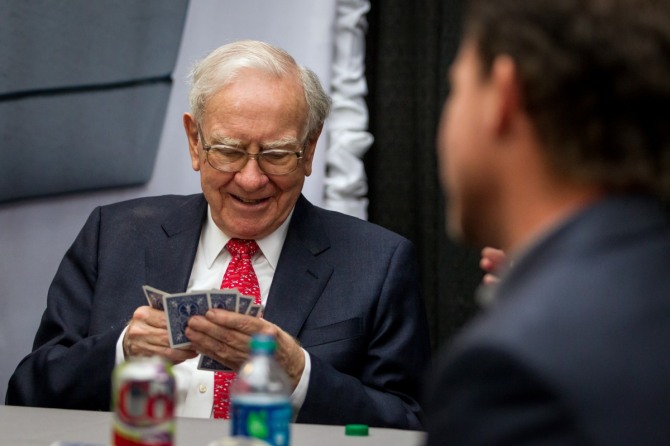 AP통신 등 외신들은 10일(현지시간) 이베이에서 진행된 '버핏과의 점심(Lunch with Warren Buffett)' 경매가 이날 345만6789 달러(약 40억3000만원)를 써낸 익명의 참가자에게 낙찰됐다고 보도했다. 사진 / 뉴시스