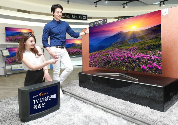 삼성전자 모델들이 15일 논현동 삼성 디지털프라자 강남본점에서 '삼성전자 TV 보상판매 특별전'을  소개하고 있다. 삼성전자는 본격적인 스포츠 계절을 맞이해 대형 스크린과 생생한 사운드로 스포츠 경기를 즐기고자 하는 고객들을 위해 오는 8월 21일까지 특별전을 실시하고 SUHD TV 또는 UHD TV  행사 모델을 구매하고 구형 TV를 반납하는 고객에게 최대 30만원 상당의 포인트나 캐시백 등 다양한  혜택을 제공한다. / 사진=삼성전자