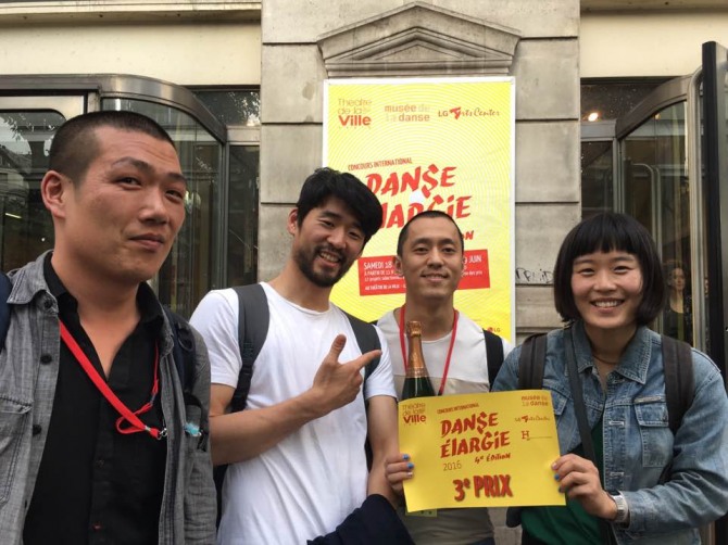 제4회 댄스 엘라지에서 수상한 후 글로리팀과 함께 한 권령은씨(오른쪽).